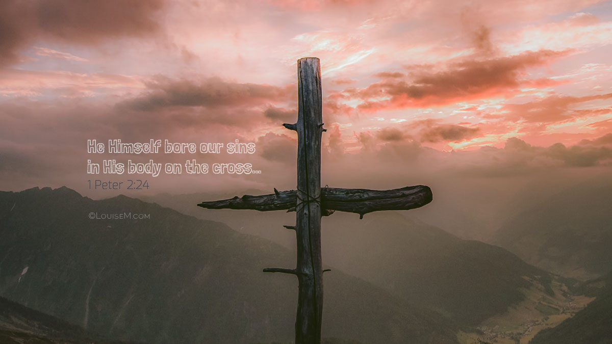 Puesta de sol detrás de una cruz escarpada Foto de portada de Facebook en rosa y gris pardo con el versículo 1 Pedro 2:24.