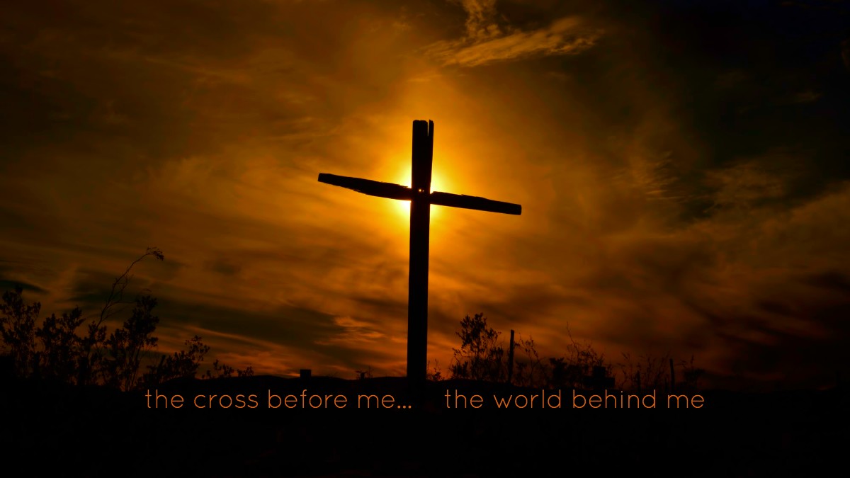 Cruz en el cielo cambiante con letras, la cruz frente a mí, el mundo detrás de mí.