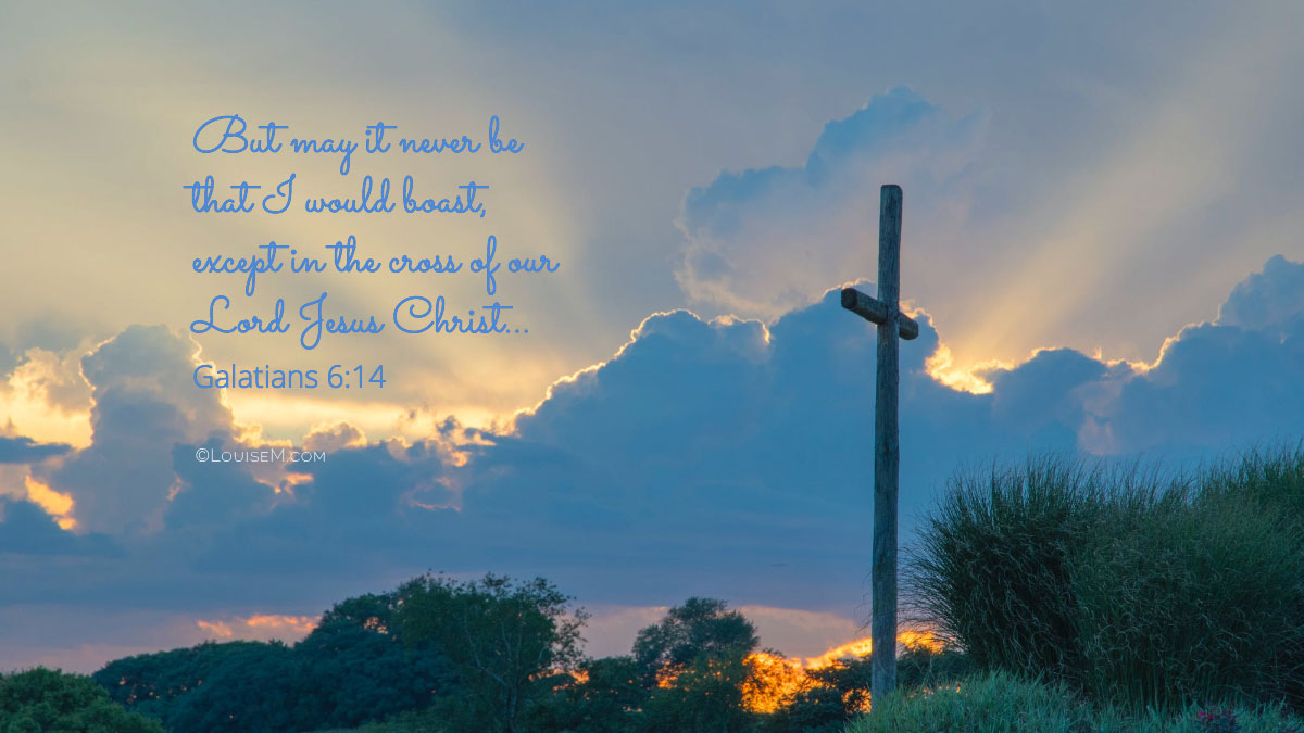 Cruz en la colina recortada antes del amanecer Foto de portada de Facebook que muestra el versículo de Gálatas 6:14.