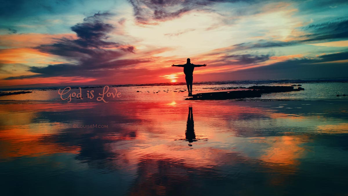 La persona que hace la forma de una cruz en la playa con una puesta de sol ardiente dice que Dios es amor.