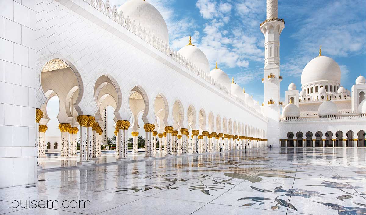 bright white mosque portrays a heavenly sense of God.